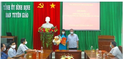 Ông Nguyễn Giờ, Trưởng Ban Tổ chức Tỉnh ủy Bình Định (phải), trao quyết định bổ nhiệm cho bà Nguyễn Thị Bích Ly. Ảnh Minh Thông
