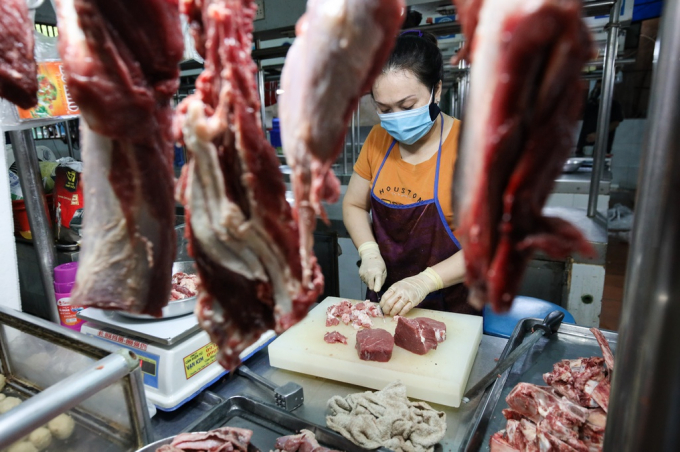Thị trường đang chứng kiến nghịch lý là nông dân có thể thua lỗ nặng vì giá lợn hơi rẻ trong khi người mua vẫn phải trả giá cao. Ảnh: Phương Lâm.