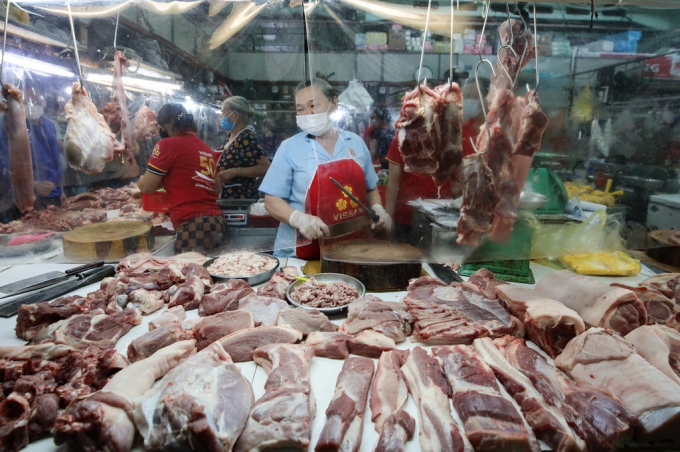 Dù giá tại chuồng giảm kỷ lục, giá thịt lợn tại chợ và siêu thị giảm không tương xứng. Ảnh: Phương Lâm.