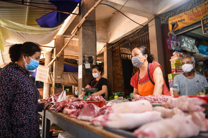 Giá bán tại chợ vẫn cao chứng tỏ khâu lưu thông đang lãi tương đối nhiều. Ảnh: Thạch Thảo.