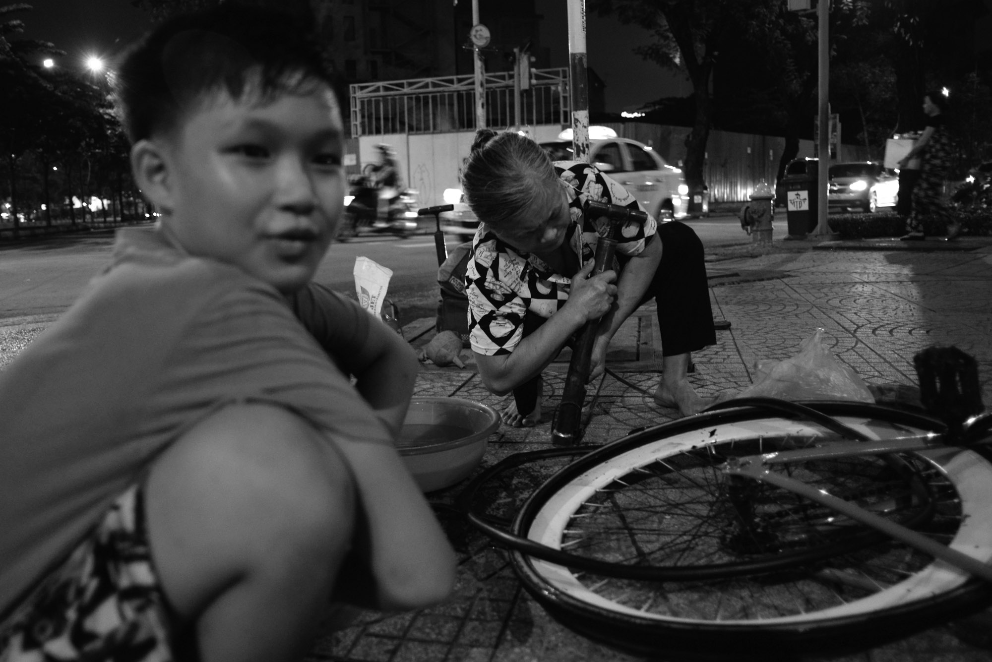 Bà Anh sửa xe hơn 30 năm nay trên vỉa hè ở trung tâm Sài Gòn