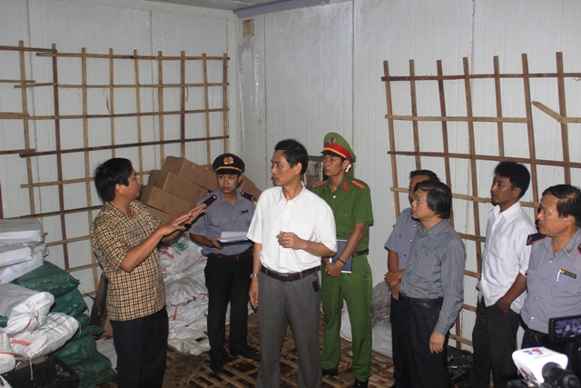 Các cơ quan chức năng kiểm tra tại kho lạnh của cơ sở cá Dũng Thuộc