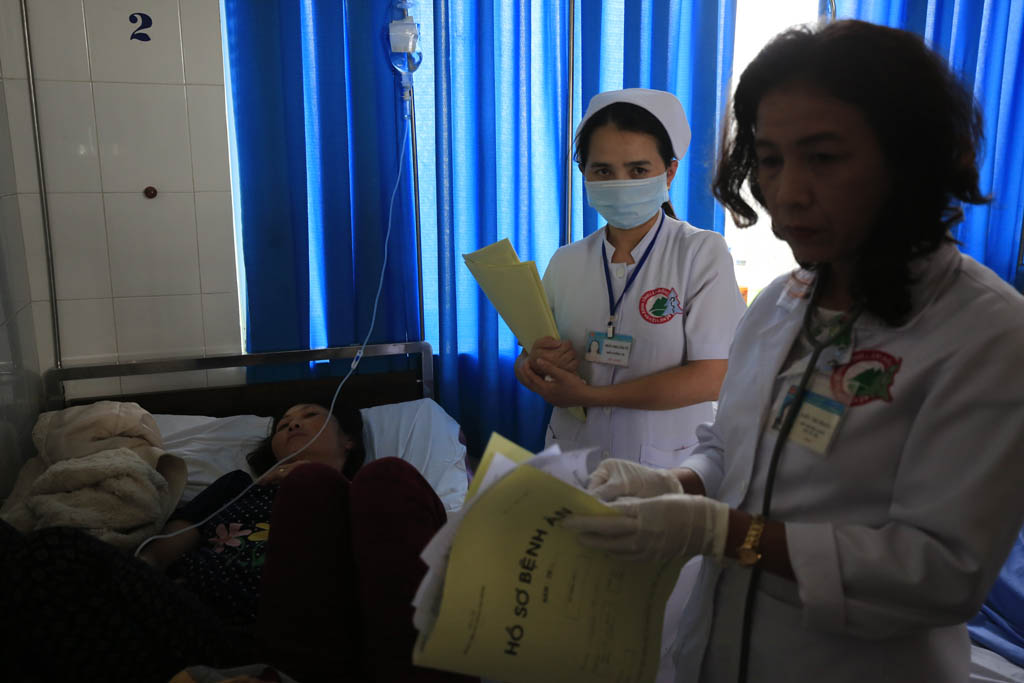 Một bệnh nhân bị ngộ độc đang được các bác sỹ Bệnh viện đa khoa Lâm Đồng thăm khám