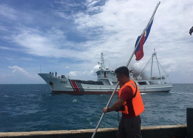 Tàu tuần duyên Trung Quốc ngăn nhóm người Philippines cắm cờ tại bãi cạn Scarborough. (Ảnh:AFP)