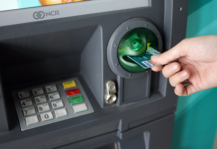 Nâng hạn mức rút tiền ATM nội mạng lên 5 triệu đồng/giao dịch (ảnh minh hoạ).