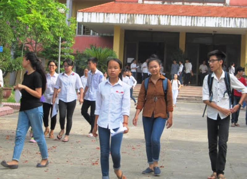 Các thí sinh dự thi vào lớp 10 THPT chuyên Lam Sơn năm 2016