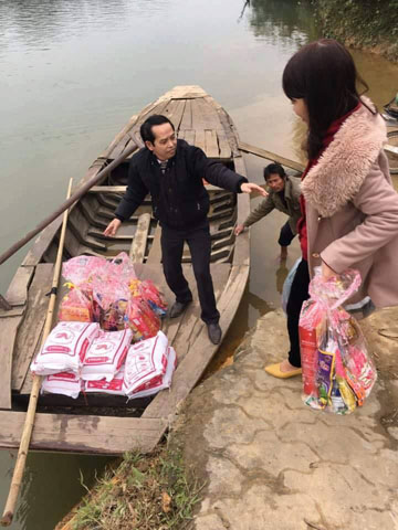 Thầy giáo Lê Quốc Châu trong một hoạt động cứu trợ bà con vùng lũ tại huyện Đức Thọ, Hà Tĩnh.