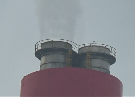 Hơi nước hình cột khói xả thải ra không trung tại Nhà máy nhiệt điện của Formosa. Người dân Kỳ Anh, Hà Tĩnh lo ngại nguồn khí thải này ảnh hưởng đến môi trường sống của họ.