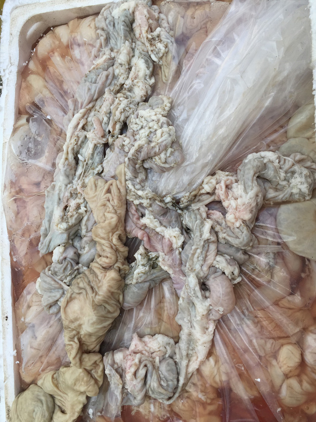 Số lòng lợn chuyển màu có giá 20.000/kg bị thu giữ