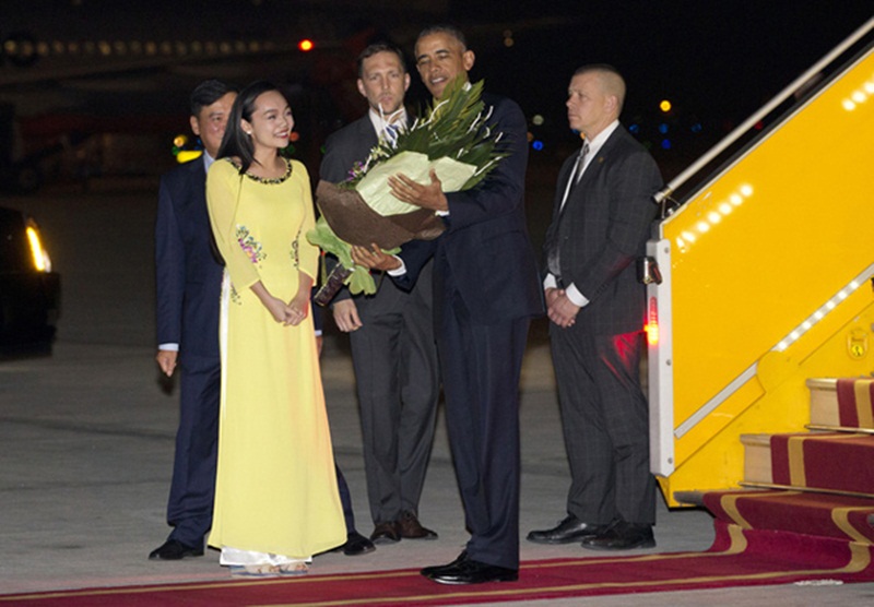Mỹ Linh tặng hoa chào mừng Tổng thống Obama tối ngày 22/5 (Ảnh: A.P).