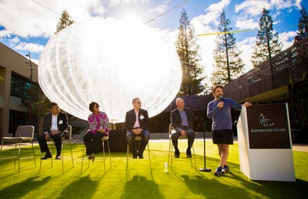 Nhà đồng sáng lập Google và Chủ tịch Alphabet Sergey Brin đang đứng trước mô hình khinh khí cầu của dự án Project Loon. Khinh khí cầu thực sự của dự án có kích cỡ gấp đôi mô hình này.