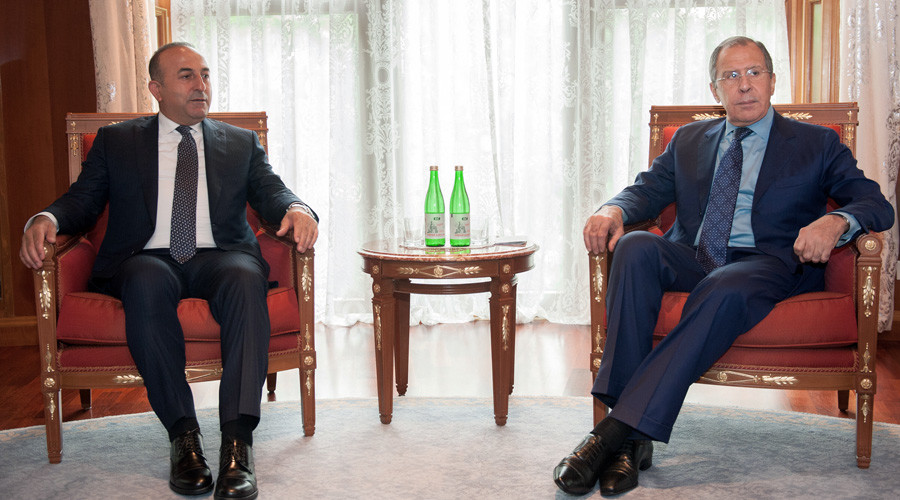Ngoại trưởng Thổ Nhĩ Kỳ Mevlut Cavusoglu (trái) và Ngoại trưởng Nga Sergei Lavrov gặp gỡ bên lề hội nghị hợp tác kinh tế khu vực tại khu nghỉ dưỡng Sochi, Biển Đen (Ảnh: Reuters)