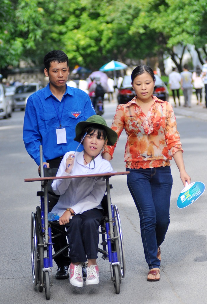 Hà An được các bạn tình nguyện viên và mẹ giúp di chuyển về ký túc xá Đại học Sư Phạm Hà Nội sau buổi thi môn Ngoại ngữ