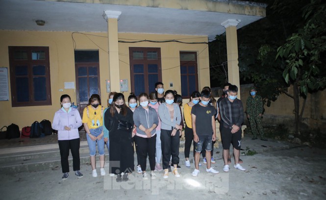 Một số đối tượng do đồn Biên phòng cửa khẩu Quang Long phát hiện, bắt giữ .Ảnh: CB