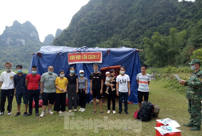 Đồn Biên phòng cửa khẩu Lý Vạn ngăn chặn 12 công dân nhập cảnh trái phép qua đường mòn .Ảnh: CB