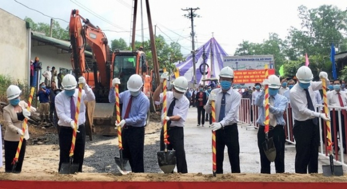 Các đại biểu thực hiện nghi thức khởi công xây dựng cầu Thanh Sơn.