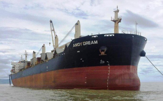 Tàu Amoy Dream neo đậu ở phao số 0, chờ nhập cảnh vào cảng Gianh. Ảnh: Nguyễn Đức