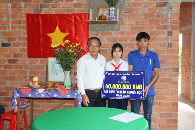 Trao Mái ấm khuyến học cho em Phan Thị Cẩm Tuyết.