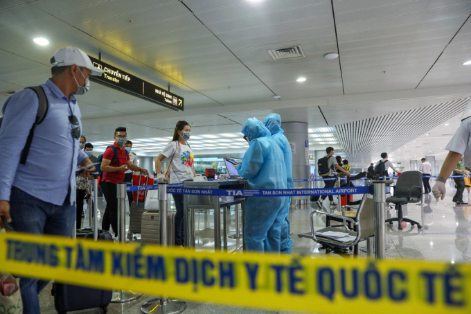 Giám sát sức khỏe của hành khách tại sân bay Tân Sơn Nhất ngày 18/3. Ảnh: Hữu Khoa.