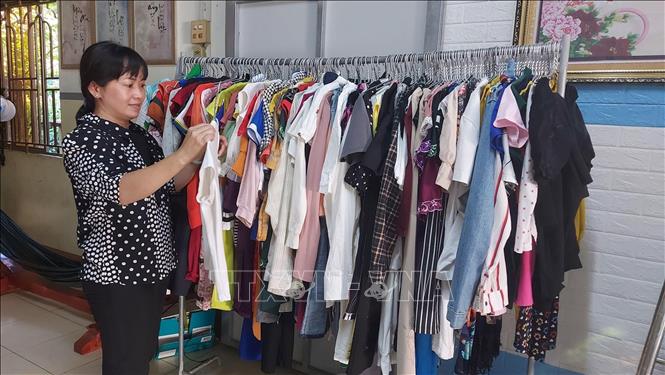 Cô Lê Thị Anh Đào sắp xếp quần áo ngăn nắp để cho các em học sinh đến nhận.