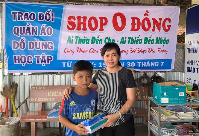 Cô Lê Thị Anh Đào tặng tập vở, đồ dùng học tập cho học sinh nghèo.