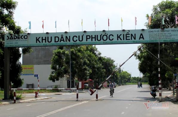 Hơn 100 khách hàng góp vốn để nhận lại đất tại dự án Khu định cư Phước Kiển 1 vẫn chưa được cấp giấy chứng nhận. SADECO vẫn chưa hoàn tất công tác giải phóng mặt bằng, dự án còn vướng đất công.