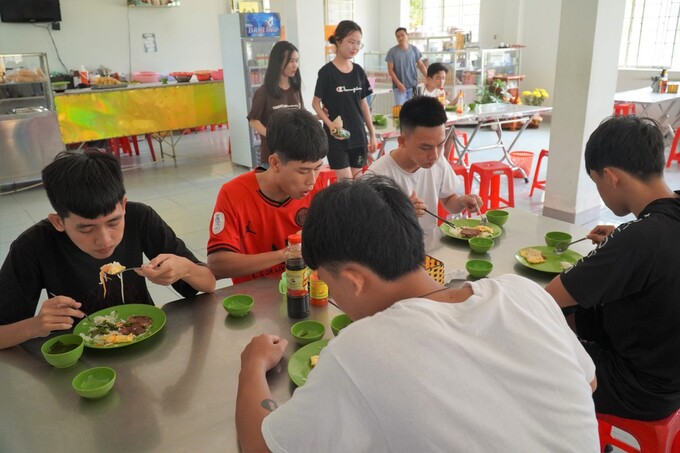 Căn tin ở tầng trệt phục vụ thường xuyên học sinh lớp 12 đảo Phú Quý khi các em có nhu cầu. Ảnh: Việt Quốc.