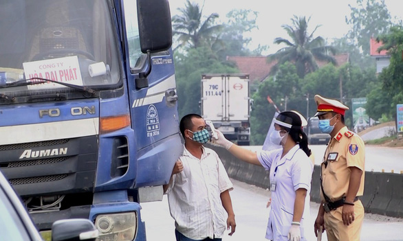 Quảng Trị lập các chốt kiểm tra y tế bắt buộc với người từ ngoại tỉnh đi vào địa bàn - Ảnh: QUỐC NAM