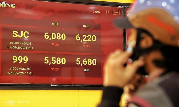 Một tiệm vàng tại TP HCM niêm yết giá mua bán vàng ở 60,8 - 62,2 triệu đồng một lượng sáng 7/8. Ảnh: Quỳnh Trần