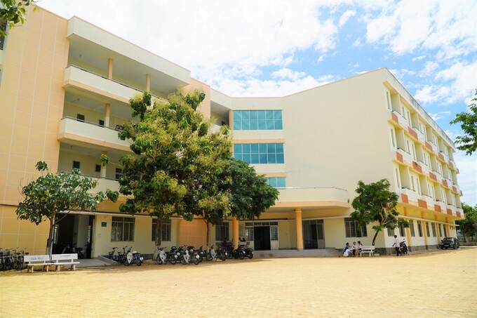 Thí sinh đảo Phú Quý đang ở miễn phí tại ký túc xá Trường THPT chuyên Trần Hưng Đạo. Ảnh: Việt Quốc.
