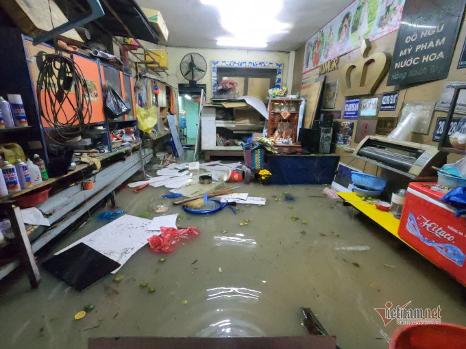 Nước tấn công nhà dân, cửa hàng kinh doanh bên đường Phan Huy Ích. Ảnh: Như Sỹ