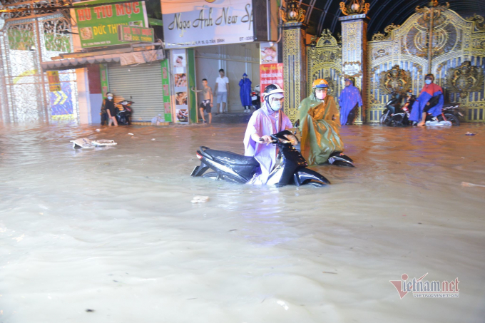 Người Sài Gòn suốt đêm vật lộn với ngập lụt