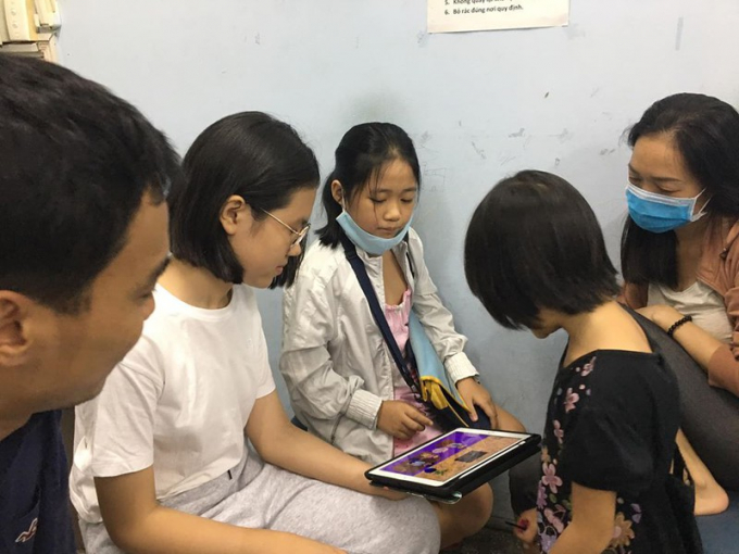 Trần Lê Thảo Nhi đang thực hiện khảo sát cho buổi chạy thử prototype đầu tiên với người dùng nhí của dự án. ẢNH: FutureU