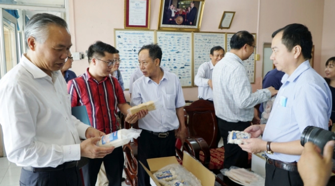 Thứ trưởng giới thiệu sản phẩm cá tra tại ĐBSCL cho các DN phía Bắc. Ảnh: Lê Hoàng Vũ.