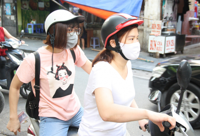 Cô Hoàng Minh Hiền và cô Kim Anh vội vã đi mua atlat cho trò trước giờ thi sáng nay (10/9).