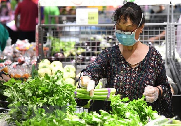 Người dân mua thực phẩm tại siêu thị ở Trung Quốc. (Ảnh: THX/TTXVN)