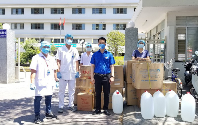 Trung ương Hội LHTN Việt Nam trao tặng đồ bảo hộ y tế để phòng, chống dịch bệnh COVID-19 cho các bệnh viện.
