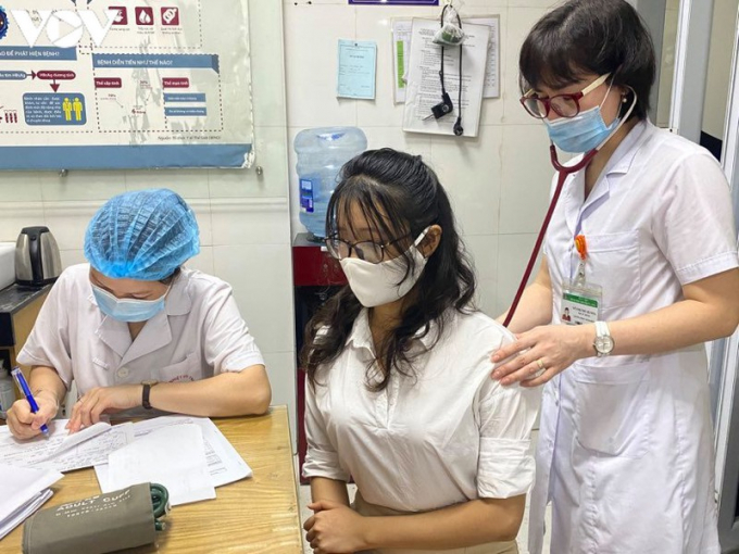 Các bác sĩ đang khám sàng lọc cho Cát Thị Yến, từng là bệnh nhân mắc Covid-19 (BN155).