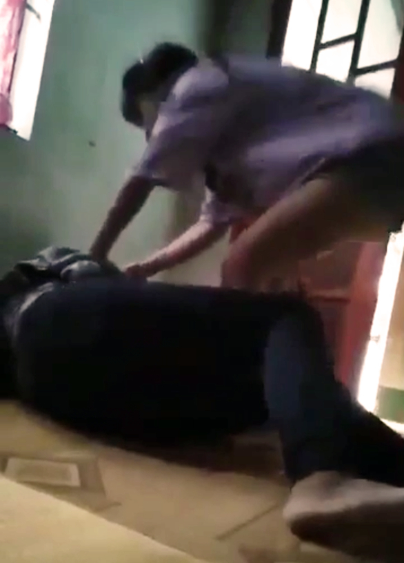 Nhiều người tham gia đánh đập thiếu nữ 17 tuổi rồi quay clip tung lên mạng - Ảnh cắt từ clip