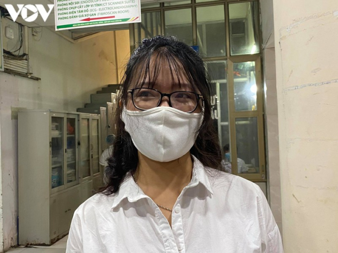 Chị Cát Thị Yến đến Bệnh viện Bệnh Nhiệt đới Trung ương khám sàng lọc, lấy máu xét nghiệm.