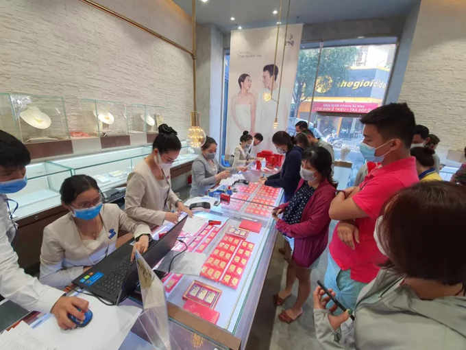 Giá vàng trong nước quay đầu giảm mạnh. Ảnh: Linh Anh