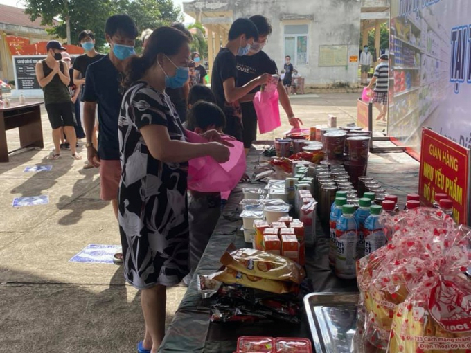 Công dân chọn hàng tại Phiên chợ 0 đồng. Ảnh: ĐS