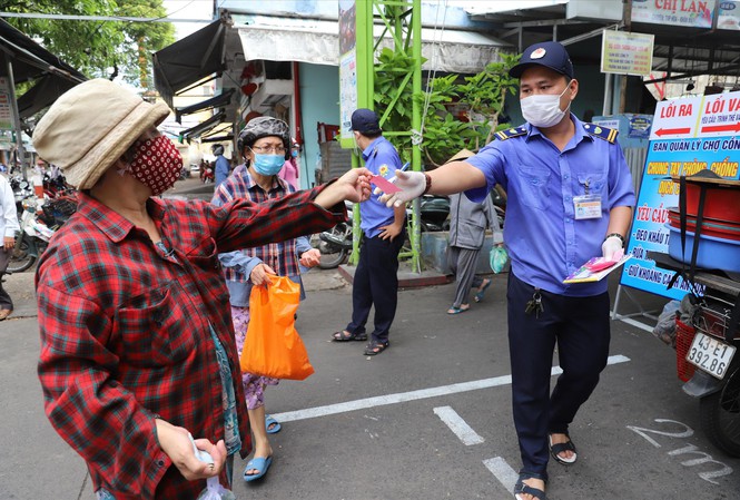 Soát thẻ người dân đi chợ tại chợ Cồn (quận Hải Châu, TP Đà Nẵng) Ảnh: Nguyễn Thành