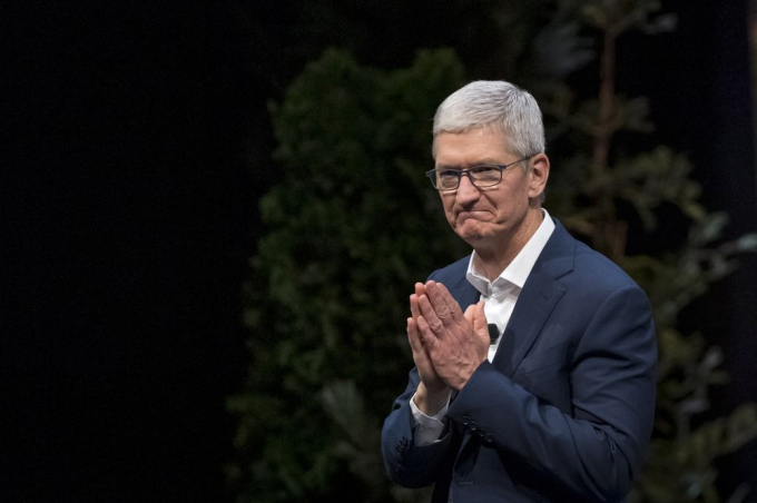 CEO Apple Tim Cook hiện có tài sản tỷ USD. Ảnh: Bloomberg