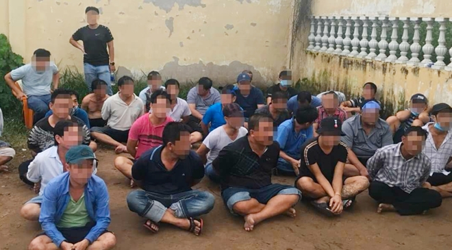 Hàng chục con bạc thời điểm bị phát hiện đang sát phạt