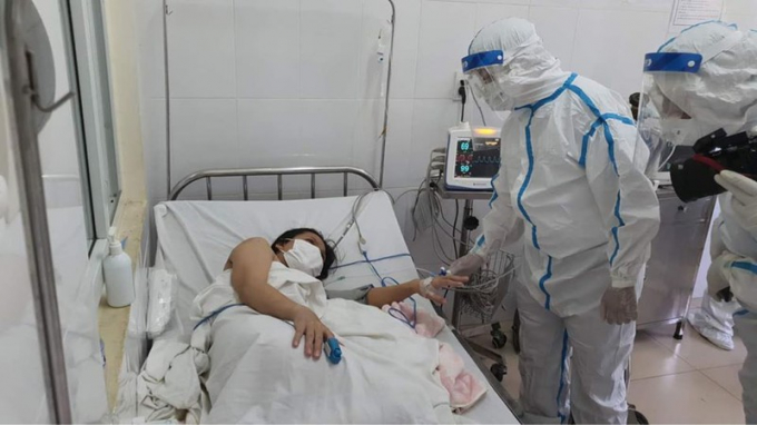 Bác sĩ Nguyễn Trọng Khoa, Phó Cục trưởng Quản lý khám chữa bệnh (Bộ Y tế) thăm hỏi sản phụ.