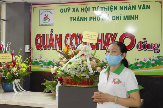 Bà Lê Ngọc Thu, Giám đốc điều hành Quỹ Xã hội Từ thiện Nhân Văn TPHCM chia sẻ tại buổi khai trương quán cơm chay 