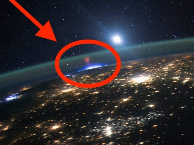 Sét dị thường nhìn thấy từ Trạm vũ trụ quốc tế ISS.
