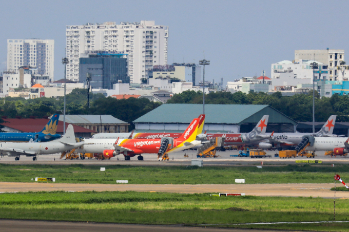 Máy bay đậu tại Tân Sơn Nhất khi nhiều đường bay dừng hoạt động vào tháng 4 do Covid-19, Ảnh: Quỳnh Trần.