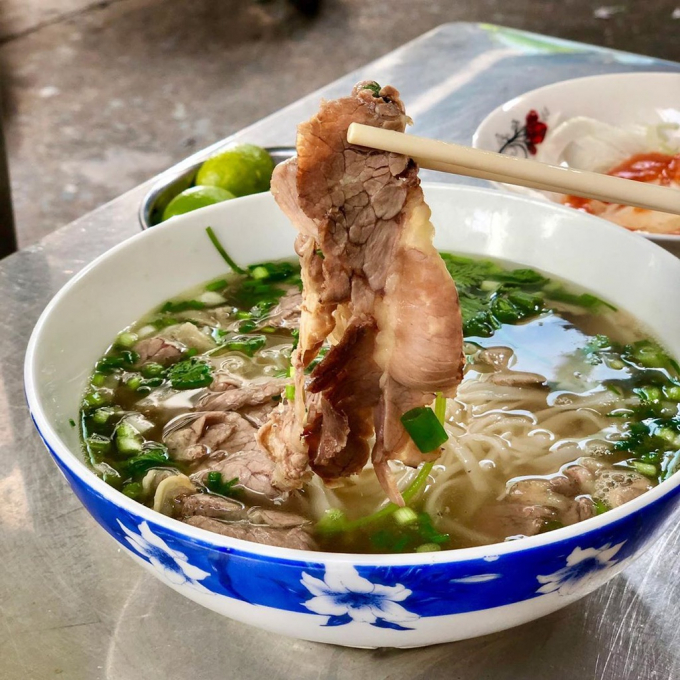 Nhiều thực khách cho rằng giá khá cao nhưng tô phở rất chất lượng. Ảnh: Wander.sher.